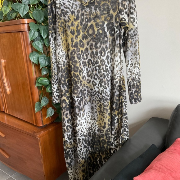 Hand designed in fabulous fabric…size small - Picture 5 of 5